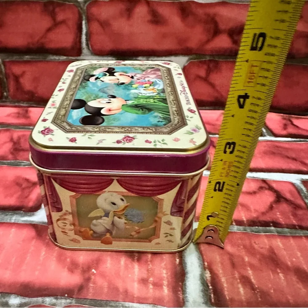 Disney Universal Studios Tokyo Japan Mickey and Minnie Cookie Tin